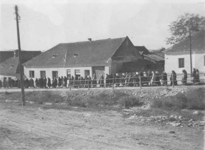 Frauen am Weg zur Zwangsarbeit in der Bergstraße Lackenbach