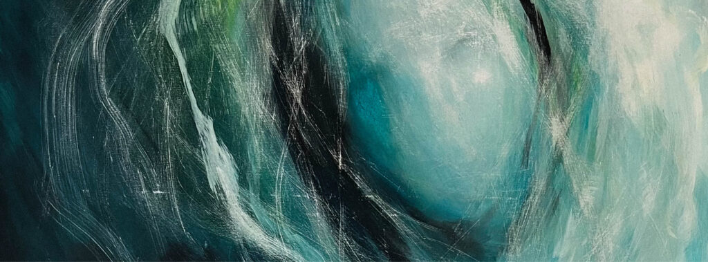Abstraktes Gemälde in Blau-, Türkis- und Grünen Tönen. Eine angedeutete menschliche Figur ohne erkennbare Gesichtszüge erscheint in fließenden, verwischten Pinselbewegungen. Helle und dunkle Farbspuren überlagern sich und erzeugen eine ruhige, fast schwebende Stimmung.